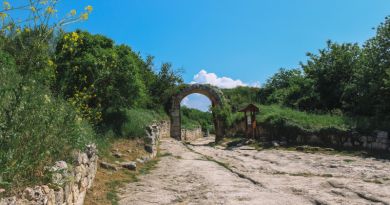 Панорамный вид: пещерный город Чуфут-Кале